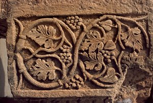 彫刻が施された建築の断片、セルティウスマーケット、帝国時代（紀元前27年〜395年） 作： Roman Imperial Period